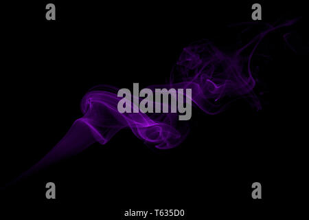 La fumée pourpre sur fond noir Banque D'Images