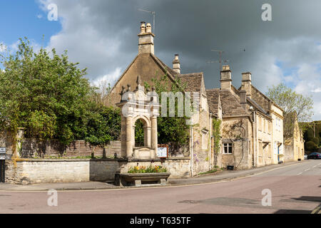 La Fontaine du mémorial de Mayo avec des chalets en pierre en arrière-plan, High Street, Corsham, Wiltshire, Angleterre, Royaume-Uni Banque D'Images