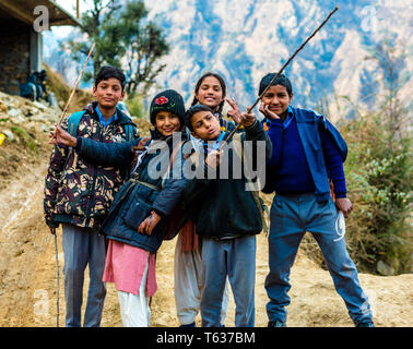 Kullu, Himachal Pradesh, Inde - Mars 01, 2019 : Photo d'enfants dans l'Himalaya Himalaya, Sainj Valley- Inde Banque D'Images