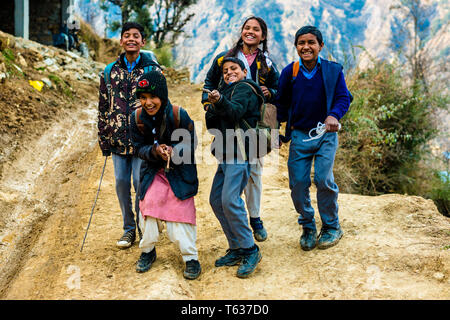 Kullu, Himachal Pradesh, Inde - Mars 01, 2019 : Photo d'enfants sautant dans l'Himalaya, la vallée de Sainj Himalaya - Inde Banque D'Images