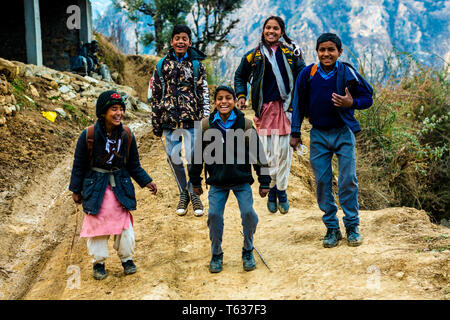 Kullu, Himachal Pradesh, Inde - Mars 01, 2019 : Photo d'enfants sautant dans l'Himalaya, la vallée de Sainj Himalaya - Inde Banque D'Images