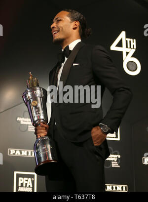 Le centre de Liverpool, Virgil van Dijk remporte le PFA Player de l'année au cours de la PFA Awards 2019 au Grosvenor House Hotel, Londres. Banque D'Images