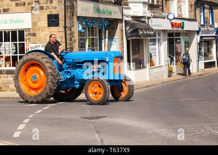 La conduite d'un MAM classic 1957 Fordson Tracteur diesel à travers la ville de Paterley Bridge dans le Yorkshire Dales England UK Banque D'Images