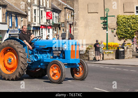 La conduite d'un MAM classic 1957 Fordson Tracteur diesel à travers la ville de Paterley Bridge dans le Yorkshire Dales England UK Banque D'Images