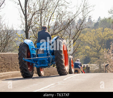 La conduite d'un MAM classic 1957 Fordson Tracteur diesel à travers la ville de Paterley Bridge dans le Yorkshire Dales England UK Banque D'Images