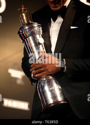 Close up of Liverpool's Virgil van Dijk qui gagne la PFA Joueur de l'année au cours de la PFA Awards 2019 au Grosvenor House Hotel, Londres. Banque D'Images