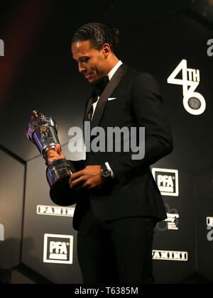 Le centre de Liverpool, Virgil van Dijk remporte le PFA Player de l'année au cours de la PFA Awards 2019 au Grosvenor House Hotel, Londres. Banque D'Images