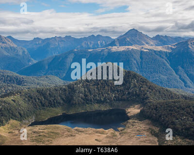 High Country lake, Mt Buns piste, route de Borland, Fiordland National Park, Southland, Nouvelle-Zélande Banque D'Images