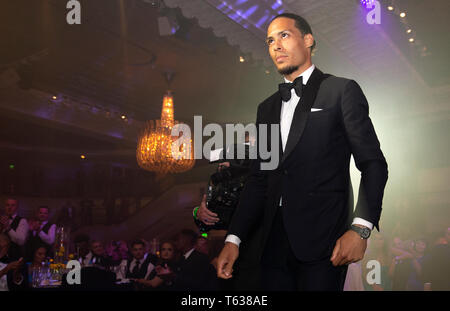 Le centre de Liverpool, Virgil van Dijk remporte le PFA Player de l'année au cours de la PFA Awards 2019 au Grosvenor House Hotel, Londres. Banque D'Images