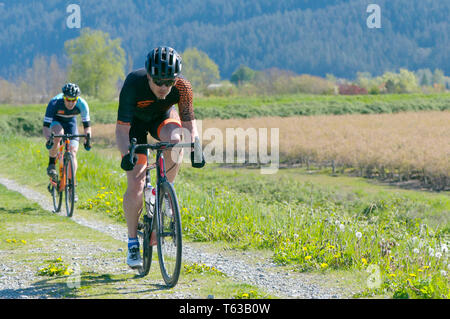 28 avril 2019, le Rock Ridge Volume 1 compétition cycliste à Maple Ridge, en Colombie-Britannique, Canada. Circonscription cycliste le long d'une digue de gravier. Banque D'Images