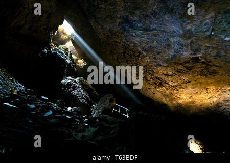 Mahendra Cave est une grotte située dans batulechaur Pokhara, Kaski, à proximité de la Kali khola, est la grande grotte de calcaire. C'est un exemple rare de Banque D'Images