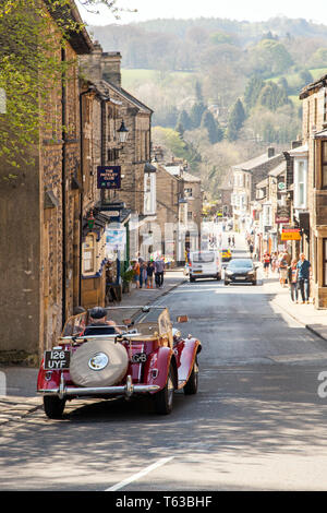 Homme conduisant un classique 1950 MG TD Voiture de sport à toit ouvert par la ville de Yorkshire Dales Yorkshire Angleterre Campsites Canet-en-Roussillon Banque D'Images