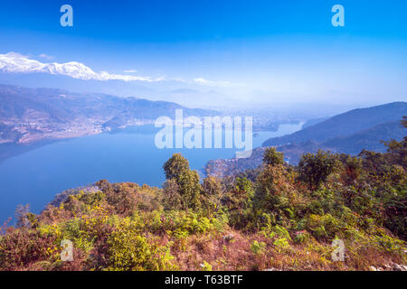 Vue grand angle Lac Phewa Vue de derrière le world peace stupa Pokhara Népal Banque D'Images