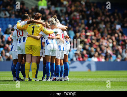 Brighton joueurs forment un caucus avant le coup d'arrêt au cours de la FA Women's super match de championnat au stade AMEX, Brighton Banque D'Images