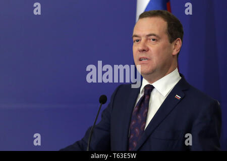 Sofia, Bulgarie - 4 mars, 2019 : le premier ministre russe Dmitri Medvedev s'occupe d'une conférence de presse après une rencontre avec son homologue bulgare. Banque D'Images