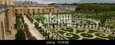 Large panorama de versailles célèbre jardin orange en france Banque D'Images