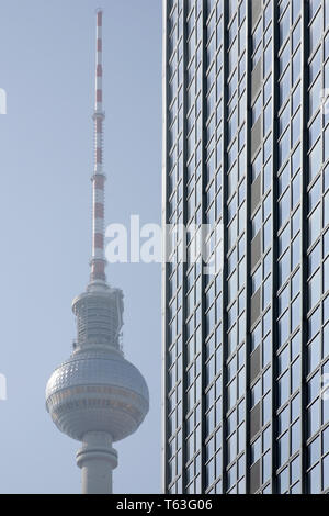 Fernsehturm (tour de télévision), l'Alexanderplatz, Berlin, Allemagne. Banque D'Images