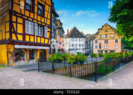 Ville touristique populaire, le centre-ville pittoresque avec des fleurs et des couleurs traditionnelles maisons médiévales, Alsace, Colmar, France, Europe Banque D'Images