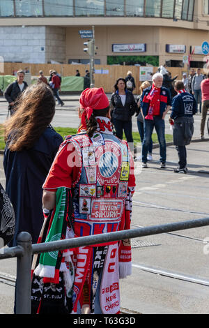 STACHUS, Muenchen, le 6 avril 2019 : FC Bayern fan sur la façon d'un endroit public pour le match de football FC Bayern Munich vs bvb Banque D'Images
