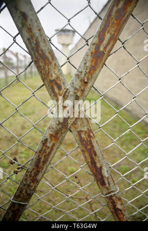 Grillage, et tour de garde dans le périmètre de la Stasi AC Hohenschonhausen complexe, Berlin, Allemagne. Banque D'Images