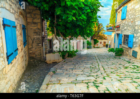 Destination de tourisme et de voyage merveilleux, méditerranéenne rue pavée avec des maisons en pierre, Rovinj, Istrie, Croatie, Europe Péninsule Banque D'Images