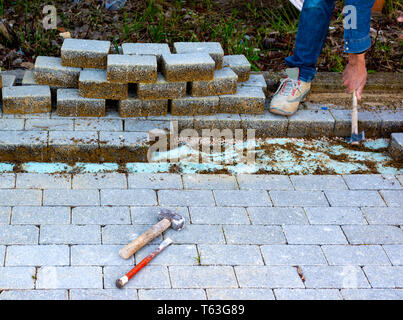 Travaux de maintenance sur l'asphaltage des pavés imbriqués. De l'industrie des matériaux de construction, produits en béton pour la route ou la construction d'un trottoir. Banque D'Images