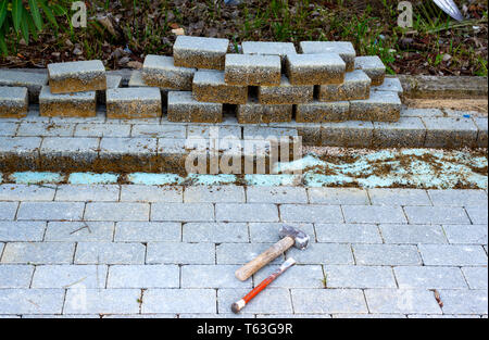 Travaux de maintenance sur l'asphaltage des pavés imbriqués. De l'industrie des matériaux de construction, produits en béton pour la route ou la construction d'un trottoir. Banque D'Images