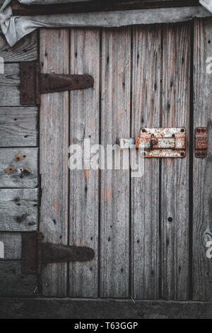 Vieille porte en bois et serrure à pêne dormant rusty dans une petite grange Banque D'Images