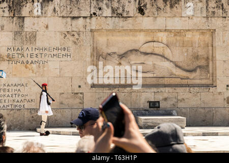 Athènes, Grèce. La Tombe du Soldat inconnu, un monument commémoratif de guerre situé à la place Syntagma, au cours de la relève de la garde Banque D'Images