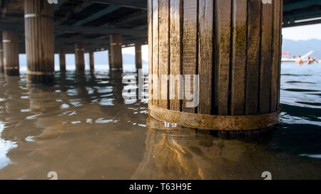 Photo macro d'anciennes colonnes holding jetée en bois sur mer Banque D'Images