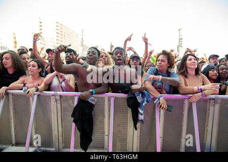 28 avril 2019 - Virginia Beach, Virginie, États-Unis - visiteurs profiter de la première quelque chose dans l'eau Music Festival à Virginia Beach, Virginie (crédit Image : © Daniel DeSlover/Zuma sur le fil) Banque D'Images