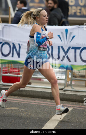 L'exécution de Purdue Charlotte 2019 marathon de Londres. Purdue a terminé la course en 2 heures, 25 minutes et 38 seconde. Banque D'Images