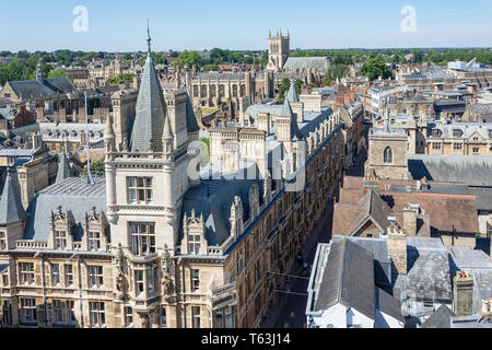 Vue sur la ville à partir de la 15e siècle grand tour de l'église St Mary, Cambridge, Cambridgeshire, Angleterre, Royaume-Uni Banque D'Images