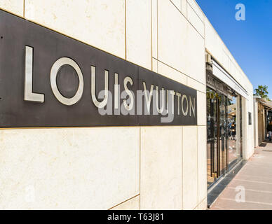 CANNES, FRANCE - Avril 2019 : le signe extérieur de la Louis Vuitoon store sur le front de mer à Cannes. Banque D'Images