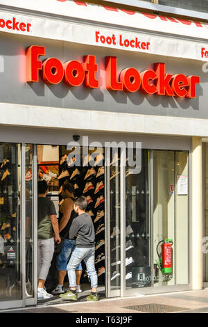 CANNES, FRANCE - Avril 2019 : Les gens qui vont dans la direction de Foot Locker à Cannes. Banque D'Images