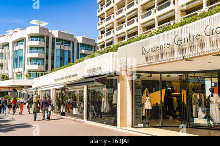 CANNES, FRANCE - Avril 2019 : Les gens en passant devant des boutiques sur le front de mer à Cannes. Banque D'Images