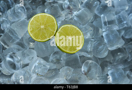 Bannière fond moitiés de fruit citrus lime sur la glace froide Banque D'Images