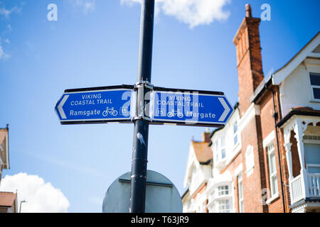 Broadstairs, Kent, UK. Deux panneaux bleus indiquant la direction de la promenade côtière de Viking. Une mise en scène à l'autre de Ramsgate à Margate. Banque D'Images