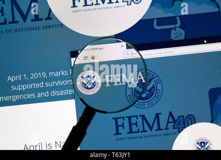 Montréal, Canada - le 24 avril 2019 : Fema.gov USA Gouvernement page d'accueil sous loupe. La FEMA est l'Agence fédérale de gestion des urgences Banque D'Images