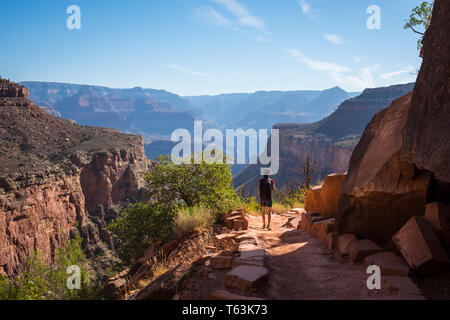 Les femmes bénéficiant d'une vue à couper le souffle du visiteur le Grand Canyon au cours de la Bright Angel Trail, Arizona, USA Banque D'Images