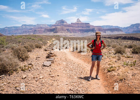 Visiteuse sur une très chaude journée debout sur le chemin menant au point de vue du plateau à Grand Canyon National Park, Arizona, USA Banque D'Images