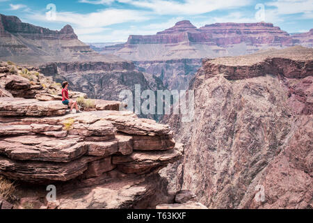 Visiteuse profitant d'une vue époustouflante sur la rivière Colorado Plateau de point à Grand Canyon National Park, Arizona, USA Banque D'Images