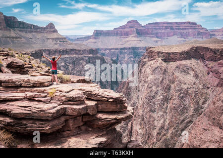 Visiteuse profitant d'une vue époustouflante sur la rivière Colorado Plateau de point à Grand Canyon National Park, Arizona, USA Banque D'Images