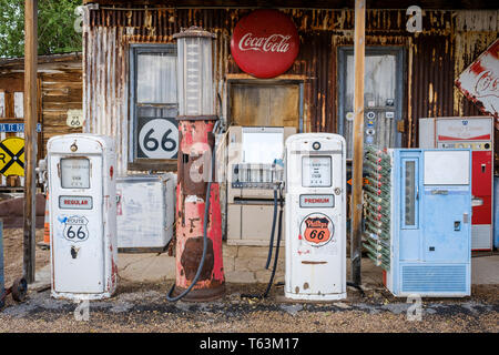 La vieille Route 66 pompes à essence sur un magasin général historique dans la région de Hackberry, Arizona, USA Banque D'Images