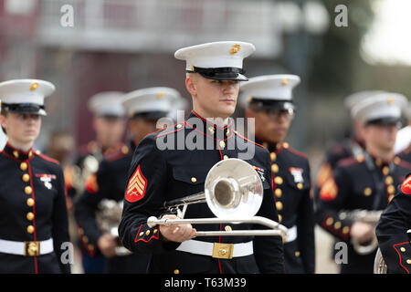 La Nouvelle-Orléans, Louisiane, Etats-Unis - le 23 février 2019 : Défilé de Mardi Gras, les membres de l'United States Marine Corps Marching Band se produiront au dimanche gr Banque D'Images