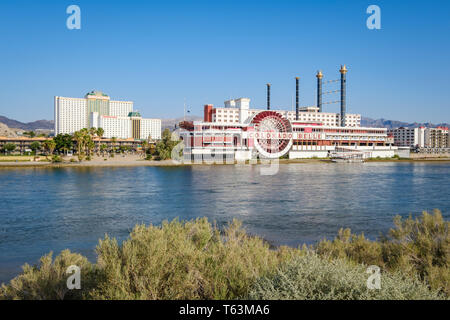 Colorado Belle Hotel & Casino est un bâtiment en forme de bateau à vapeur sur le fleuve Colorado à Laughlin, Nevada, USA Banque D'Images