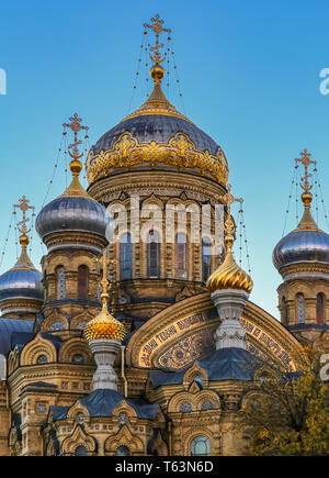 Des dômes dorés et les croix de l'Église orthodoxe russe de l'assomption de Marie sur la Neva à Saint-Pétersbourg, Russie Banque D'Images