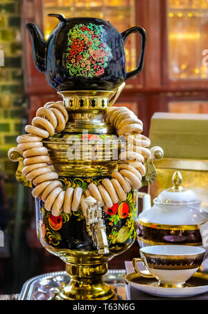 Samovar Russe avec un verre d'eau sur le dessus avec des bagels sur elle sur l'écran à Saint Petersburg, Russie Banque D'Images