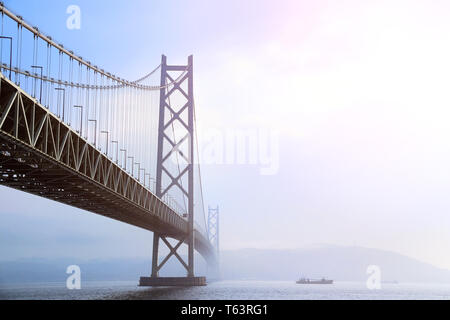 Akashi Kaikyo Bridge, le pont suspendu le plus long, s'étendant sur la mer intérieure de Seto, d'Awaji Island à Kobe, Japon
