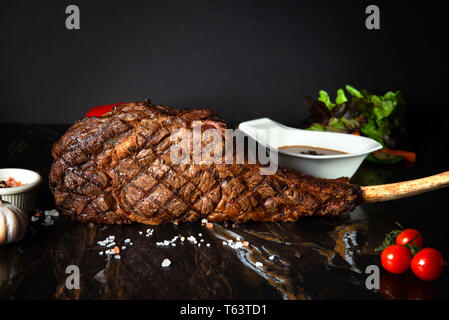 Steak poêlé, magnifiquement tomahawk medium rare à rare Banque D'Images